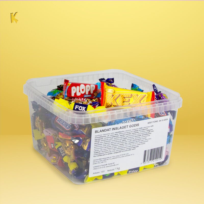Blandat inslaget godis i plastburk – detaljbild